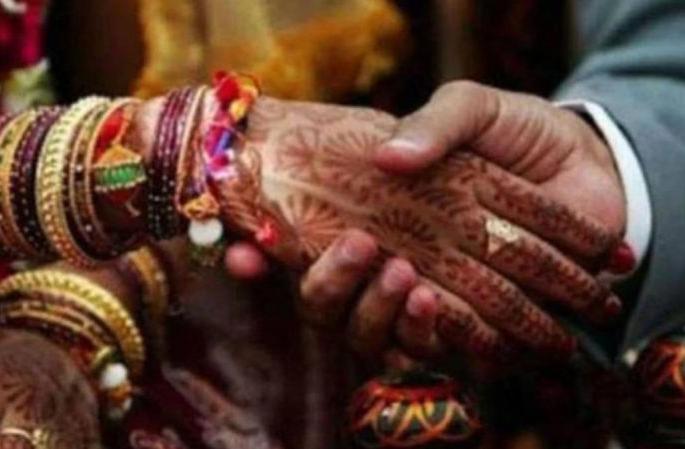 The wedding ceremony was held for only 60 rupees; Celebrate by sharing Rs 30 | अवघ्या ६० रुपयात झाला लग्नसोहळा ; ३० रुपयांचे मुरमुरे वाटून आनंद साजरा The wedding ceremony was held for only 60 rupees; Celebrate by sharing Rs 30 | अवघ्या ६० रुपयात झाला लग्नसोहळा ; ३० रुपयांचे मुरमुरे वाटून आनंद साजरा