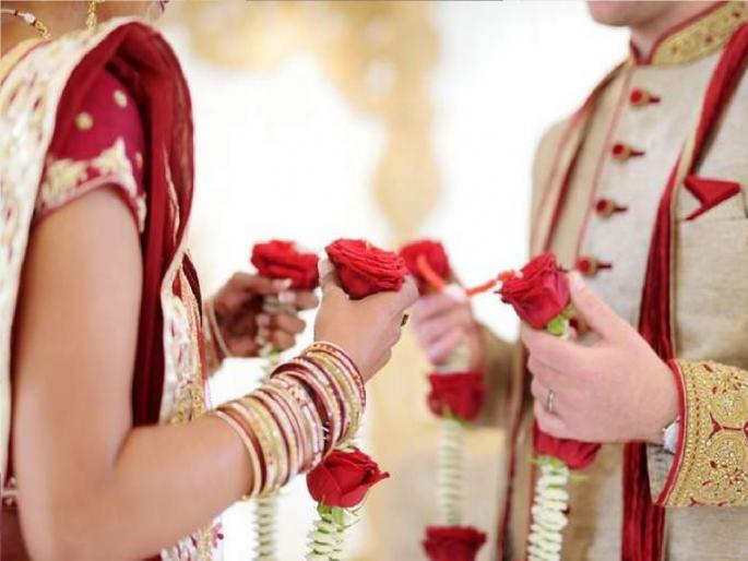 New marriage norms, traditions cause controversy, Argument full of excitement | लग्न सोहळे मांडवाऐवजी रंगताहेत पोलीस ठाण्यात, उत्साहाच्या भरात घडतंय भलतंच New marriage norms, traditions cause controversy, Argument full of excitement | लग्न सोहळे मांडवाऐवजी रंगताहेत पोलीस ठाण्यात, उत्साहाच्या भरात घडतंय भलतंच