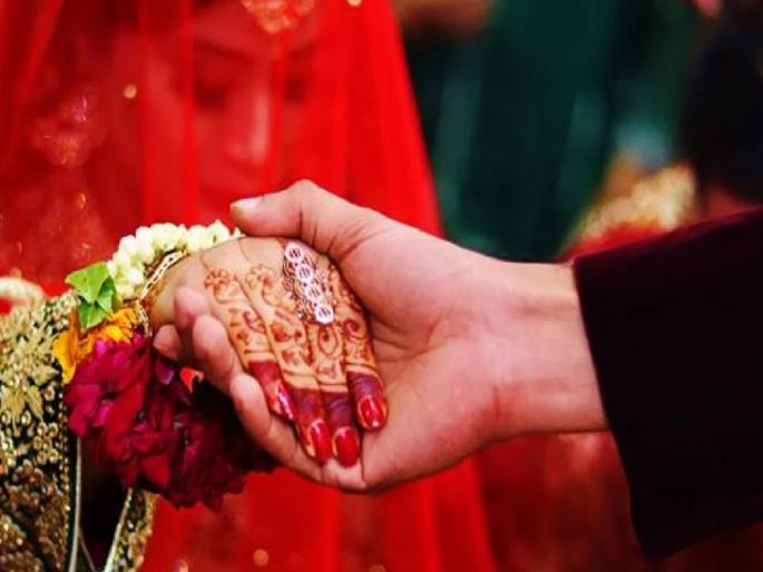 The bride got suspicious after seeing her husband's hands while he was putting on the garland! She angrily refused to get married. | वरमाला घालतेवेळी नवऱ्याचे हात पाहून नवरीला आला संशय! संतापत लग्न करण्यास दिला नकार The bride got suspicious after seeing her husband's hands while he was putting on the garland! She angrily refused to get married. | वरमाला घालतेवेळी नवऱ्याचे हात पाहून नवरीला आला संशय! संतापत लग्न करण्यास दिला नकार