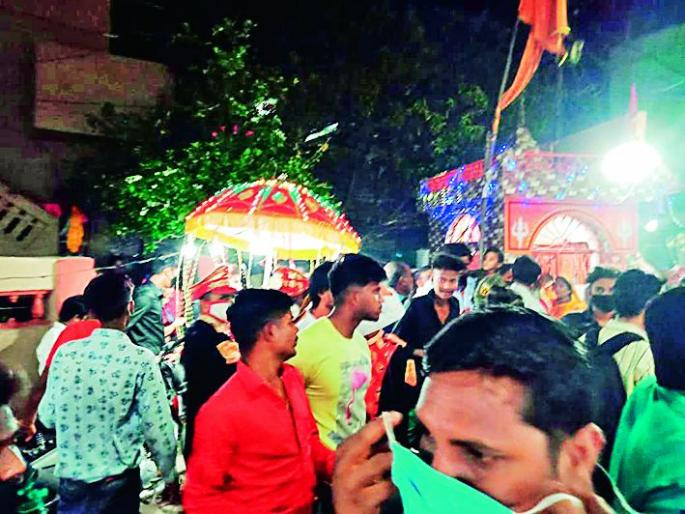 Expensive wedding, a fine of Rs 50,000 | लग्नाची वरात महागात पडली, ५० हजार रुपये दंड Expensive wedding, a fine of Rs 50,000 | लग्नाची वरात महागात पडली, ५० हजार रुपये दंड