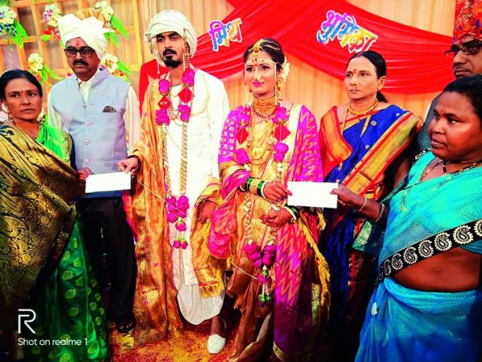 A wedding that celebrates social commitment | सामाजिक बांधलकी जपणारा एक लग्नसोहळा A wedding that celebrates social commitment | सामाजिक बांधलकी जपणारा एक लग्नसोहळा