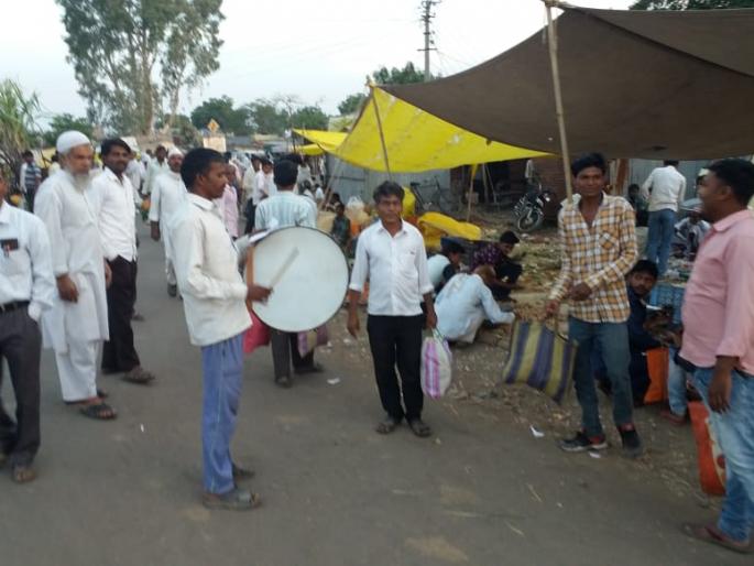 Asegaon Weekday market on the road; Barrier to traffic | आसेगावचा आठवडी बाजार रस्त्यावर; वाहतुकीला अडथळा Asegaon Weekday market on the road; Barrier to traffic | आसेगावचा आठवडी बाजार रस्त्यावर; वाहतुकीला अडथळा