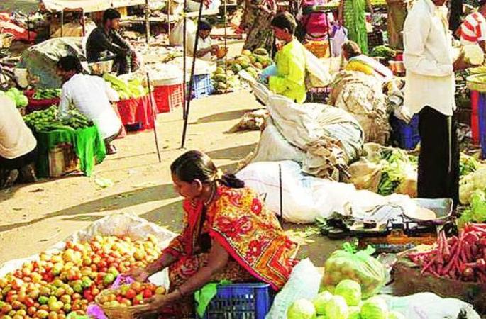Weekly market canceled: 15 lakh vegetables brought back by farmers | आठवडी बाजार रद्द: १५ लाखांचा भाजीपाला शेतकऱ्यांनी नेला परत Weekly market canceled: 15 lakh vegetables brought back by farmers | आठवडी बाजार रद्द: १५ लाखांचा भाजीपाला शेतकऱ्यांनी नेला परत