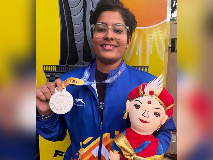 Weightlifter Grisma Thorat of Thane won silver medal in girls' 76 kg category at Khelo India Youth Championship 2023 | वडिलांचे छत्र हरपले, अंगणवाडी सेविका आईने वाढवले; महाराष्ट्राच्या लेकीने KIYG मध्ये रौप्य जिंकले Weightlifter Grisma Thorat of Thane won silver medal in girls' 76 kg category at Khelo India Youth Championship 2023 | वडिलांचे छत्र हरपले, अंगणवाडी सेविका आईने वाढवले; महाराष्ट्राच्या लेकीने KIYG मध्ये रौप्य जिंकले