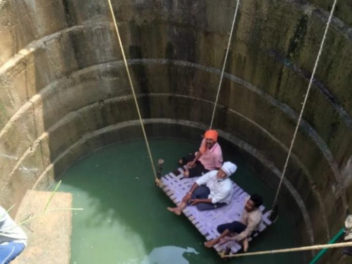 Farmers came down to the well to protest; Eventually the police pulled him out | आंदोलन करायला शेतकरी उतरले विहिरीत; अखेरीस पोलिसांनी काढले बाहेर
