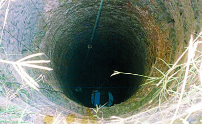 Decrease in water level of wells | विहिरींच्या पाण्याच्या पातळीत घट Decrease in water level of wells | विहिरींच्या पाण्याच्या पातळीत घट