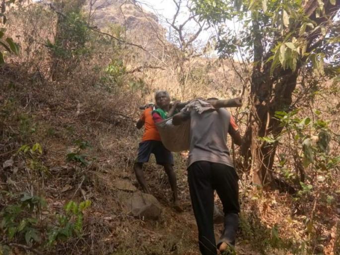 The boy, who was discharged due to lack of roads, walked 30 km on a doli! | रस्ता नसल्याने डिस्चार्ज मिळालेल्या आईसाठी डोली करून मुलगा ३० किलोमीटर अंतर चालला! The boy, who was discharged due to lack of roads, walked 30 km on a doli! | रस्ता नसल्याने डिस्चार्ज मिळालेल्या आईसाठी डोली करून मुलगा ३० किलोमीटर अंतर चालला!