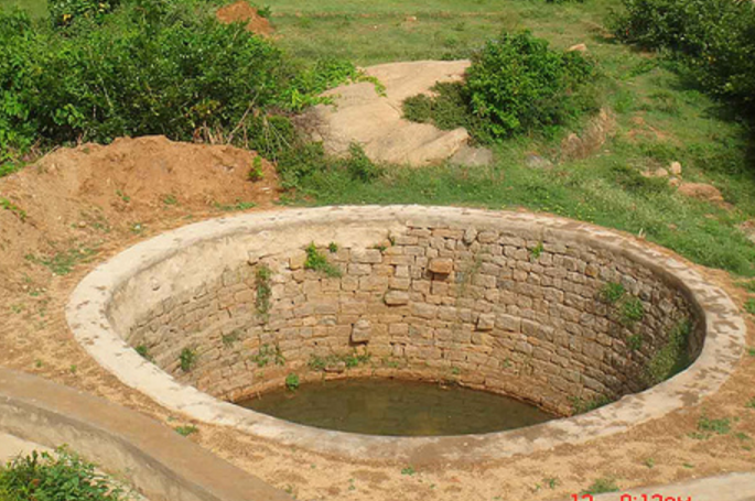 The youth fell into the well | युवक पडला विहिरीत The youth fell into the well | युवक पडला विहिरीत
