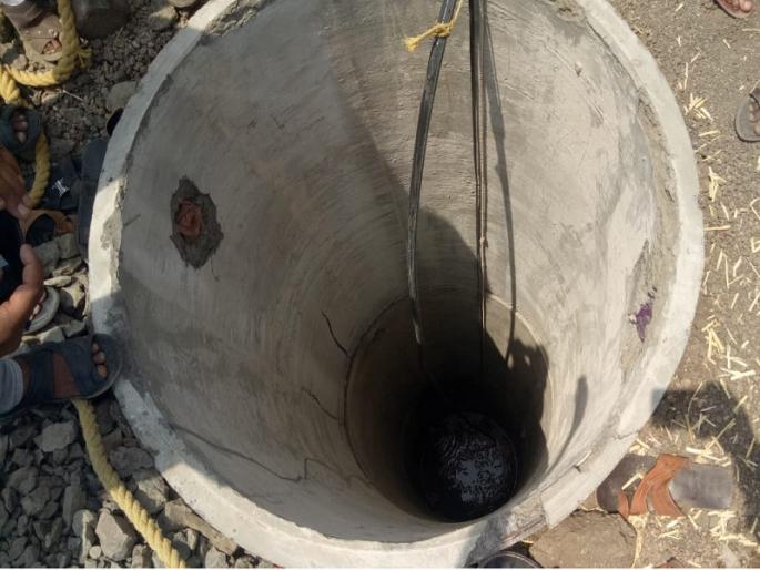 Father, son, nephew's infant death, dies after mud removal; Events in Ausa taluka | लातूर जिल्ह्यात तिघांचा पाणीबळी; विहिरीतील गाळ काढताना वडील, मुलगा अन पुतण्याचा गुदमरूम मृत्यू Father, son, nephew's infant death, dies after mud removal; Events in Ausa taluka | लातूर जिल्ह्यात तिघांचा पाणीबळी; विहिरीतील गाळ काढताना वडील, मुलगा अन पुतण्याचा गुदमरूम मृत्यू