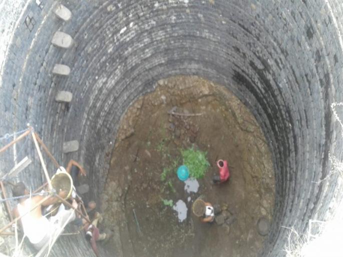 Dry wells in the rains recorded in the government at Purna | शासन नोंदीत अतिवृष्टी झालेल्या गावच्या विहिरी कोरड्या Dry wells in the rains recorded in the government at Purna | शासन नोंदीत अतिवृष्टी झालेल्या गावच्या विहिरी कोरड्या
