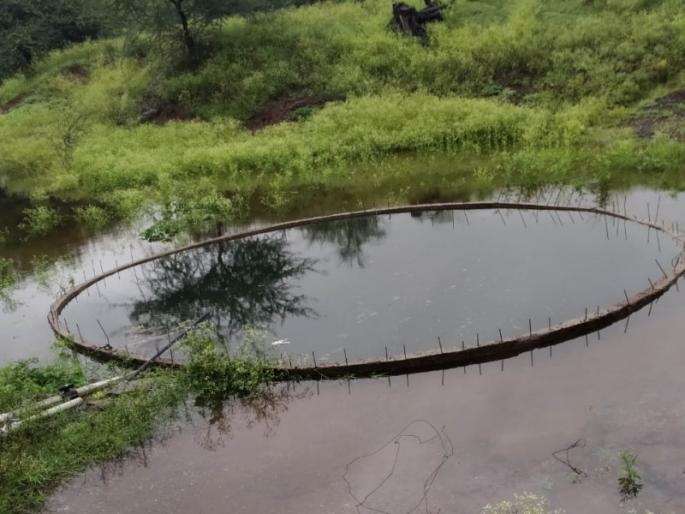 Where there is a huge shortage of drinking water, wells are overflowing! | जिथे पिण्याच्या पाण्यासाठी कोसो दूर पायपीट व्हायची; आता तिथे विहिरी फुल्लं भरून वाहू लागल्या ! Where there is a huge shortage of drinking water, wells are overflowing! | जिथे पिण्याच्या पाण्यासाठी कोसो दूर पायपीट व्हायची; आता तिथे विहिरी फुल्लं भरून वाहू लागल्या !