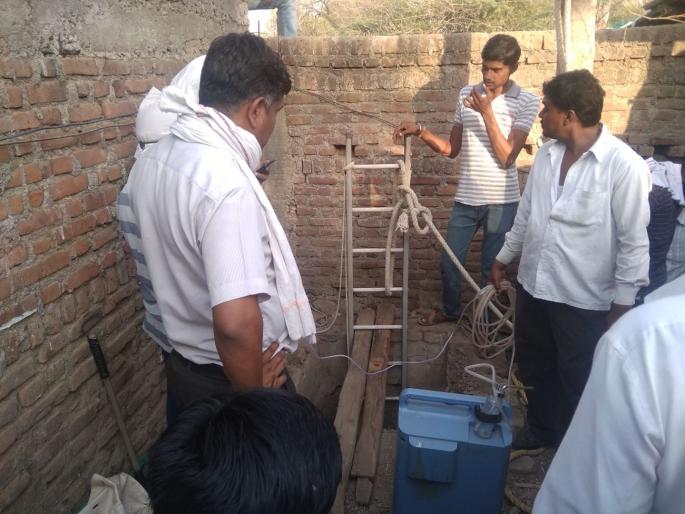 two persons trapped in well in buldhana from seven hours no help from administration | सात तासांपासून ते दोघे विहिरीत अडकले; प्रशासनाकडून मदत नाही two persons trapped in well in buldhana from seven hours no help from administration | सात तासांपासून ते दोघे विहिरीत अडकले; प्रशासनाकडून मदत नाही