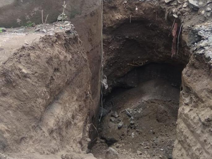 The well collapse; Three people were buried under the charge | विहिर खचली; ढिगाऱ्याखाली दबल्याने १३ वर्षीय मुलाचा मृत्यू, तीन जखमी The well collapse; Three people were buried under the charge | विहिर खचली; ढिगाऱ्याखाली दबल्याने १३ वर्षीय मुलाचा मृत्यू, तीन जखमी