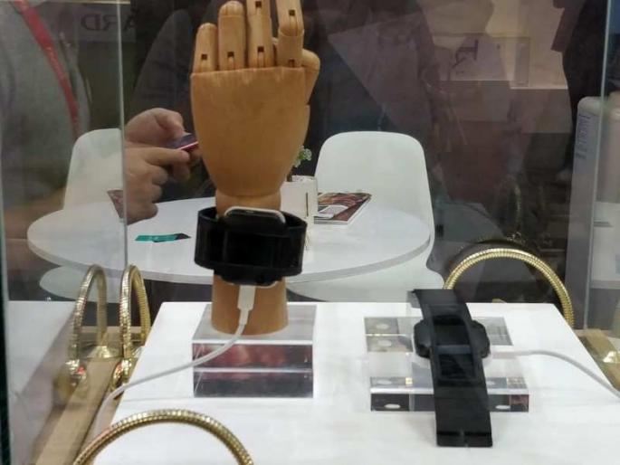 Now the wristwatch smartphone; Talk frankly, take a photo and take care of the heart! | आता मनगटावर बांधा स्मार्टफोन; बिनधास्त बोला, फोटो काढा अन् हृदयही सांभाळा! Now the wristwatch smartphone; Talk frankly, take a photo and take care of the heart! | आता मनगटावर बांधा स्मार्टफोन; बिनधास्त बोला, फोटो काढा अन् हृदयही सांभाळा!