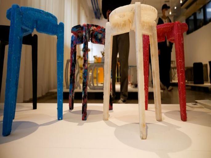 Meet this south korean student who made sitting stool buy face mask | अरे व्वा! विद्यार्थ्याने मास्कपासून तयार केला तीन पायांचा स्टूल; हा अविष्कार पाहून तुम्हीही कराल कौतुक