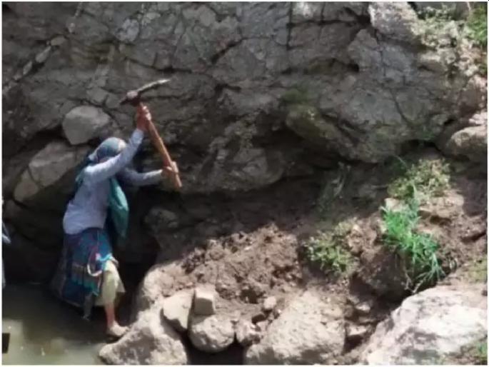 Tikamgarh Woman Pachiya Ahirwar Cut Mountain And Dug Well In Seven Years With Her Husband | ...अन् दगडालाही पाझर फुटला; ७ वर्षाच्या पती-पत्नीच्या संघर्षाची यशोगाथा, फुलल्या फळबागा Tikamgarh Woman Pachiya Ahirwar Cut Mountain And Dug Well In Seven Years With Her Husband | ...अन् दगडालाही पाझर फुटला; ७ वर्षाच्या पती-पत्नीच्या संघर्षाची यशोगाथा, फुलल्या फळबागा