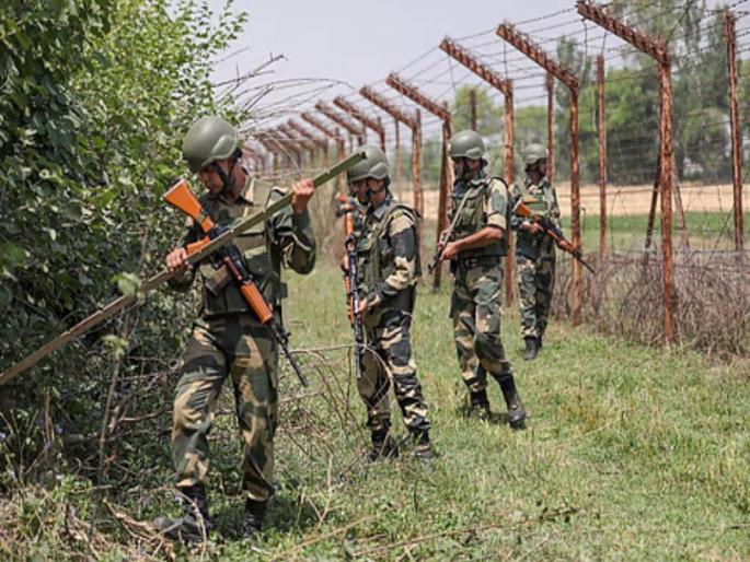 West Bengal Dispute during duty BSF jawan shot his colleague 13 times | कर्तव्यादरम्यान झाला वाद; बीएसएफ जवानाने सहकाऱ्यावर झाडल्या १३ गोळ्या, रुग्णालयात मृत्यू West Bengal Dispute during duty BSF jawan shot his colleague 13 times | कर्तव्यादरम्यान झाला वाद; बीएसएफ जवानाने सहकाऱ्यावर झाडल्या १३ गोळ्या, रुग्णालयात मृत्यू