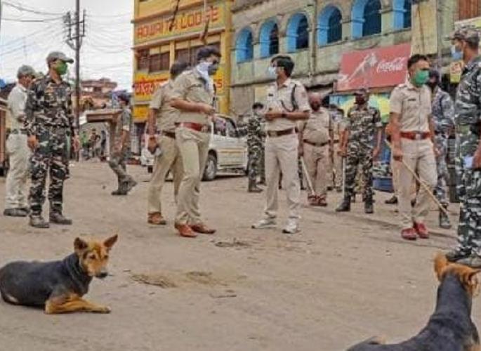 coronavirus clash broke between police and locals in west bengal during lockdown rkp | CoronaVirus : पश्चिम बंगालमध्ये राडा, पोलीस-स्थानिक यांच्यात हाणामारी, पाहा व्हिडीओ  coronavirus clash broke between police and locals in west bengal during lockdown rkp | CoronaVirus : पश्चिम बंगालमध्ये राडा, पोलीस-स्थानिक यांच्यात हाणामारी, पाहा व्हिडीओ