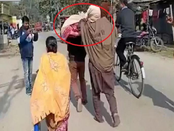 ambulance driver asked for more money; Desperate son carried mother's body on his shoulder, action taken against the driver | रुग्णवाहिका चालकाने जास्त पैसे मागितले; हतबल मुलाने खांद्यावर टाकून नेला आईचा मृतदेह, चालकावर कारवाई ambulance driver asked for more money; Desperate son carried mother's body on his shoulder, action taken against the driver | रुग्णवाहिका चालकाने जास्त पैसे मागितले; हतबल मुलाने खांद्यावर टाकून नेला आईचा मृतदेह, चालकावर कारवाई