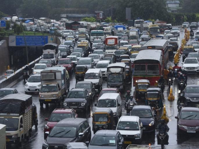 in mumbai traffic congestion due to infrastructure projects passengers on the western expressway suffer | पायाभूत प्रकल्पांमुळे वाहतुकीची कासवगती; पश्चिम द्रुतगती मार्गावर प्रवासी मेटाकुटीला in mumbai traffic congestion due to infrastructure projects passengers on the western expressway suffer | पायाभूत प्रकल्पांमुळे वाहतुकीची कासवगती; पश्चिम द्रुतगती मार्गावर प्रवासी मेटाकुटीला