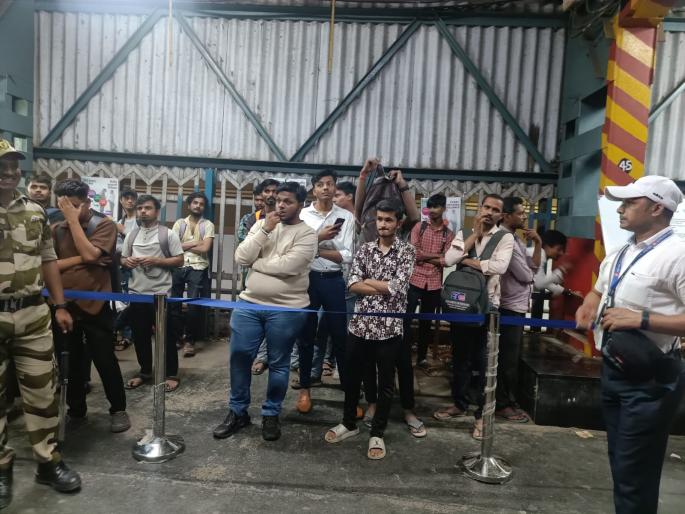 pay rs 100 and travel without a ticket the strange operation of the tc at mumbai central station | १०० रुपये द्या आणि विदाउट तिकीट फिरा! मुंबई सेंट्रल स्टेशनवरील टीसीचा अजब कारभार pay rs 100 and travel without a ticket the strange operation of the tc at mumbai central station | १०० रुपये द्या आणि विदाउट तिकीट फिरा! मुंबई सेंट्रल स्टेशनवरील टीसीचा अजब कारभार