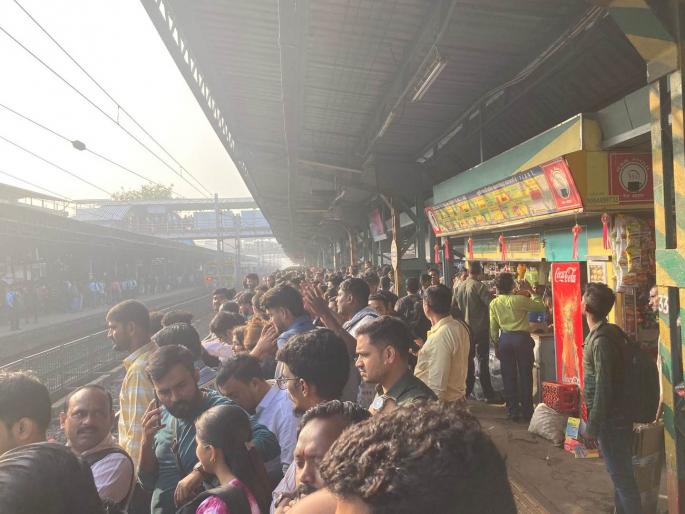 western railway running late 20 to 30 minutes late commuters frustrated | पश्चिम रेल्वेचा खेळखंडोबा! गोखले पुलाच्या कामामुळे वेळापत्रक कोलमडले, प्रवासी वैतागले western railway running late 20 to 30 minutes late commuters frustrated | पश्चिम रेल्वेचा खेळखंडोबा! गोखले पुलाच्या कामामुळे वेळापत्रक कोलमडले, प्रवासी वैतागले