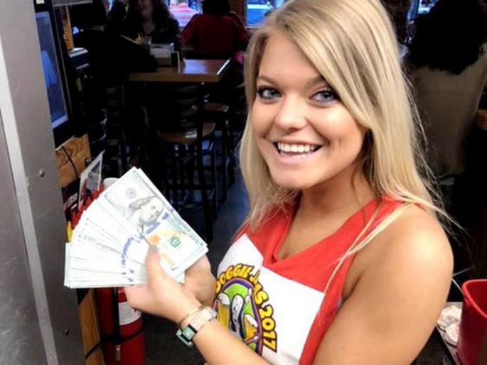 man leaves 7 lakh tip for waitress after ordering two bottles of water | अय्यो... 50, 100 नाही तर तरूणीला 7 लाख रूपयांची दिली टिप!