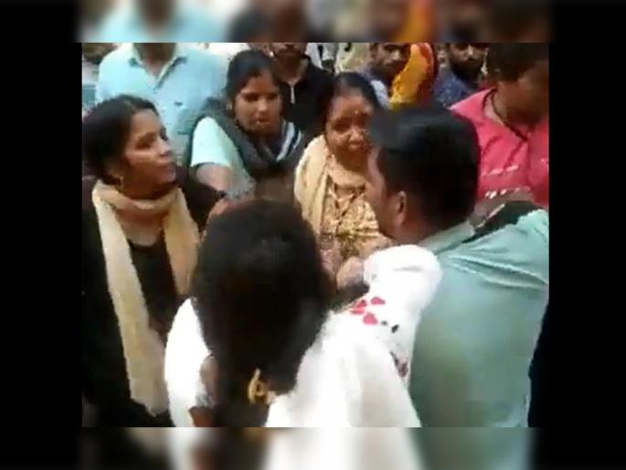 Wife caught husband and his girlfriend in market Ghaziabad viral video | करवा चौथला गर्लफ्रेंडसोबत मार्केटमध्ये शॉपिंग करत होता पती, पत्नीने पाहिलं आणि मग... Wife caught husband and his girlfriend in market Ghaziabad viral video | करवा चौथला गर्लफ्रेंडसोबत मार्केटमध्ये शॉपिंग करत होता पती, पत्नीने पाहिलं आणि मग...