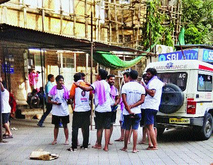 one govinda seriously injured in lalbag | मानाच्या हंडीनेच केला घात..! one govinda seriously injured in lalbag | मानाच्या हंडीनेच केला घात..!