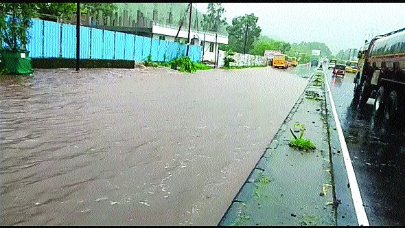 During Karjat-Kalyan, the water level on the highway | कर्जत-कल्याण दरम्यान राज्यमार्गावर पाणीच पाणी