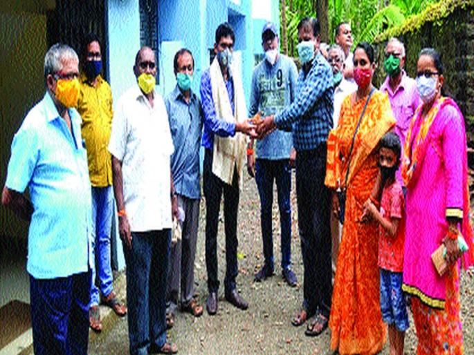 Problems raised by the people of Murud in Gandhigiri; MSEDCL officials felicitated | मुरूडवासीयांनी गांधीगिरी करत मांडल्या समस्या; महावितरणच्या आधिकाऱ्यांचा सत्कार Problems raised by the people of Murud in Gandhigiri; MSEDCL officials felicitated | मुरूडवासीयांनी गांधीगिरी करत मांडल्या समस्या; महावितरणच्या आधिकाऱ्यांचा सत्कार