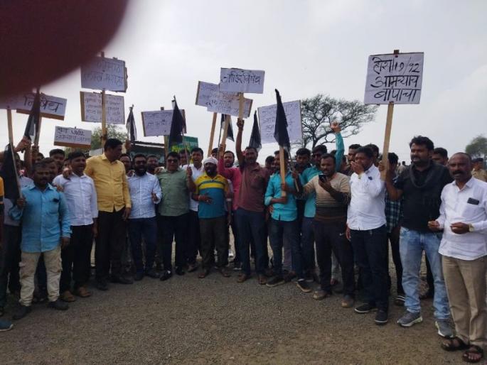 Maratha farmers raised slogans against minister Chhagan Bhujbal in Nashik | 'होय, सातबारा आमच्याच बापाचा, भुजबळ गो बॅक'; मराठा शेतकऱ्यांची पाहणी दौऱ्यात घोषणाबाजी Maratha farmers raised slogans against minister Chhagan Bhujbal in Nashik | 'होय, सातबारा आमच्याच बापाचा, भुजबळ गो बॅक'; मराठा शेतकऱ्यांची पाहणी दौऱ्यात घोषणाबाजी