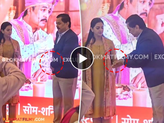 What did Subodh Bhave do before holding Tejashree Pradhan hand Video viral | तेजश्रीचा हात पकडण्याआधी सुबोध भावेने हे काय केलं? अभिनेत्री बघतच राहिली, व्हिडीओ व्हायरल What did Subodh Bhave do before holding Tejashree Pradhan hand Video viral | तेजश्रीचा हात पकडण्याआधी सुबोध भावेने हे काय केलं? अभिनेत्री बघतच राहिली, व्हिडीओ व्हायरल