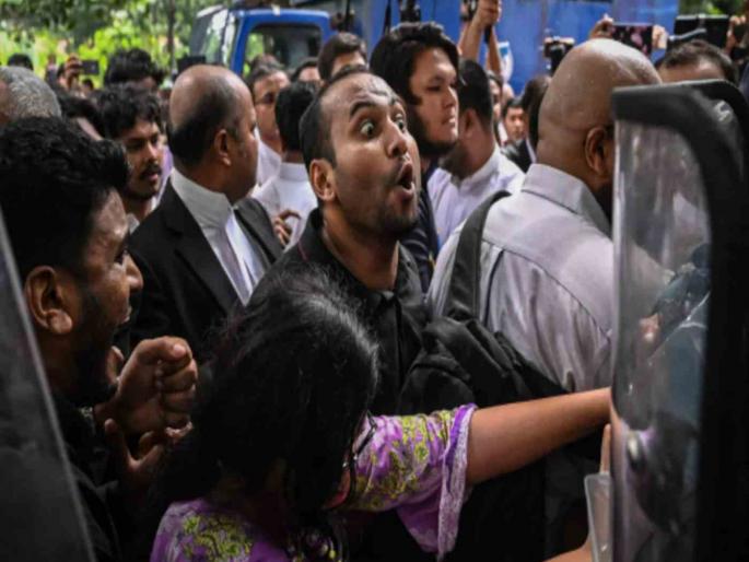Violence broke out again in Bangladesh ban on social media including WhatsApp-Youtube | बांगलादेशात पुन्हा हिंसाचार भडकला, व्हॉट्सॲप-युट्यूबसह सोशल मीडियावर बंदी Violence broke out again in Bangladesh ban on social media including WhatsApp-Youtube | बांगलादेशात पुन्हा हिंसाचार भडकला, व्हॉट्सॲप-युट्यूबसह सोशल मीडियावर बंदी