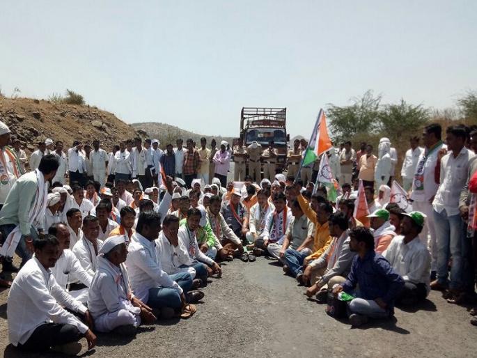 NCP's rasta roko for Arnavadi canal | अरणवाडीच्या तलावासाठी राष्ट्रवादीचे रस्ता रोको NCP's rasta roko for Arnavadi canal | अरणवाडीच्या तलावासाठी राष्ट्रवादीचे रस्ता रोको