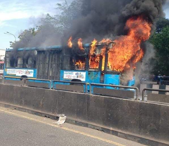 bus got fire at vimannagar | बीअारटी मार्गात बसला अाग bus got fire at vimannagar | बीअारटी मार्गात बसला अाग