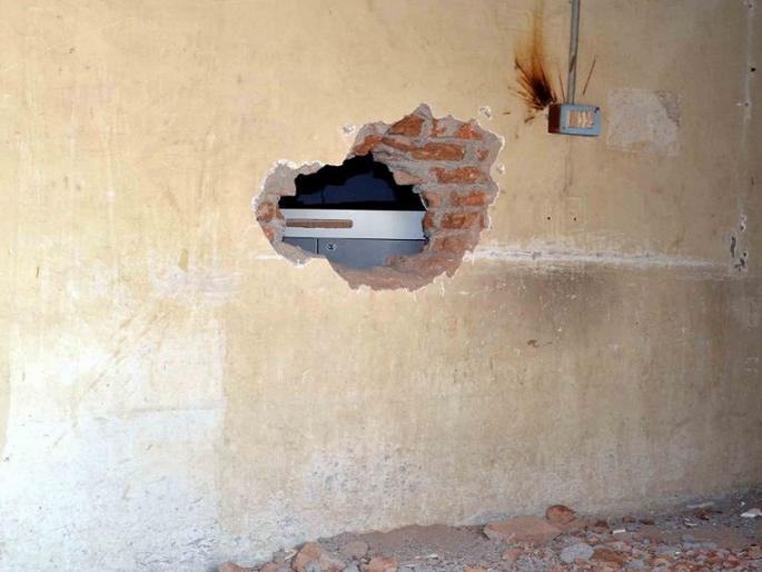 in parabhani theft in mobile shop by drilling wall | परभणीत भिंतीला छिद्र पाडून चोरट्यांनी पळविला दुकानातील ऐवज in parabhani theft in mobile shop by drilling wall | परभणीत भिंतीला छिद्र पाडून चोरट्यांनी पळविला दुकानातील ऐवज