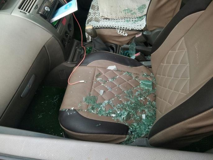 1 lacs of cash stolen from the car in Hingoli | हिंगोलीत कारच्या काचा फोडून भर रस्त्यातून पळविली १ लाखाची रोकड 1 lacs of cash stolen from the car in Hingoli | हिंगोलीत कारच्या काचा फोडून भर रस्त्यातून पळविली १ लाखाची रोकड