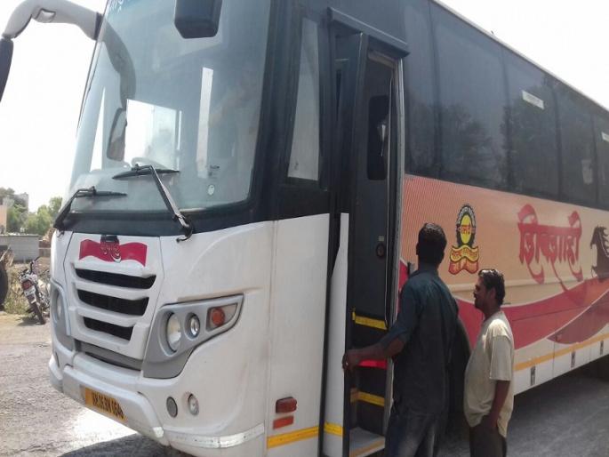 Shivshahi bus sat on fire near Beed; All the passengers are safe | बीडजवळ शिवशाही बसला लागली आग; सर्व प्रवासी सुखरूप Shivshahi bus sat on fire near Beed; All the passengers are safe | बीडजवळ शिवशाही बसला लागली आग; सर्व प्रवासी सुखरूप