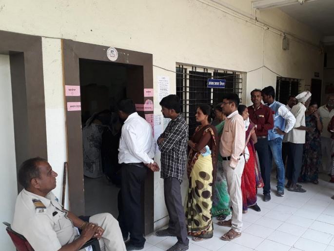 Vajapur municipality registered 38 percent polling till 2 pm | वैजापूर नगरपालिकेसाठी दुपारी २ पर्यंत झाले ३८ टक्के मतदान Vajapur municipality registered 38 percent polling till 2 pm | वैजापूर नगरपालिकेसाठी दुपारी २ पर्यंत झाले ३८ टक्के मतदान