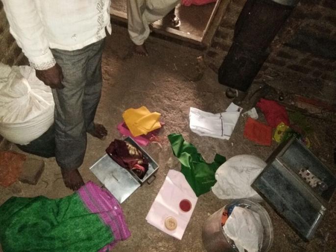 robbery at home while family sleeping In the courtyard | अंगणात झोपणे पडले महागात; बासंबा येथे घरफोडीत एक लाखाचे दागिने लंपास robbery at home while family sleeping In the courtyard | अंगणात झोपणे पडले महागात; बासंबा येथे घरफोडीत एक लाखाचे दागिने लंपास