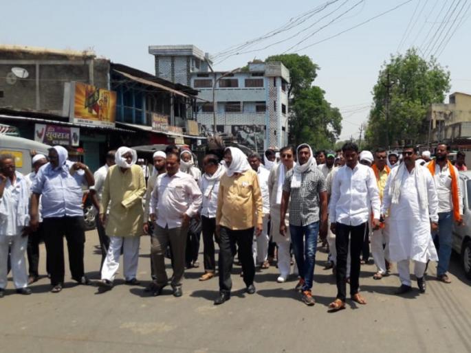 All party committee march against Illegal Traffic in Manvat | मानवत शहरातील अवैध धंद्याविरोधात सर्वपक्षीय मोर्चा All party committee march against Illegal Traffic in Manvat | मानवत शहरातील अवैध धंद्याविरोधात सर्वपक्षीय मोर्चा