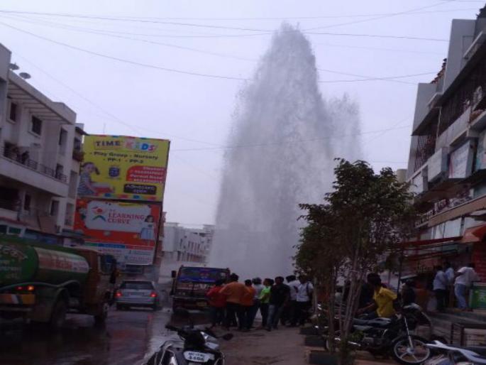 water pipline burst in dhanori | जलवाहिनी फुटल्याने दुसऱ्या मजल्यापर्यंत पाण्याचे कारंजे water pipline burst in dhanori | जलवाहिनी फुटल्याने दुसऱ्या मजल्यापर्यंत पाण्याचे कारंजे