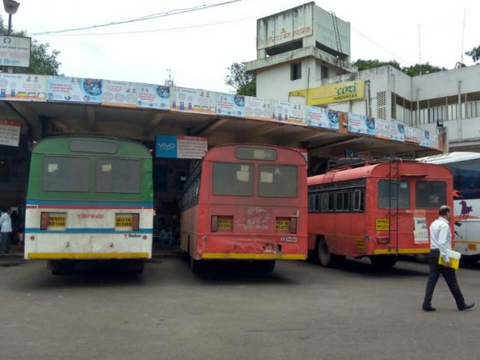 passengers faces problem due to st strike; Loot of passengers by private transporters | एसटी कर्मचाऱ्यांच्या संपामुळे प्रवाशांचे हाल ; खासगी वाहतूकदारांकडून प्रवाशांची लूट