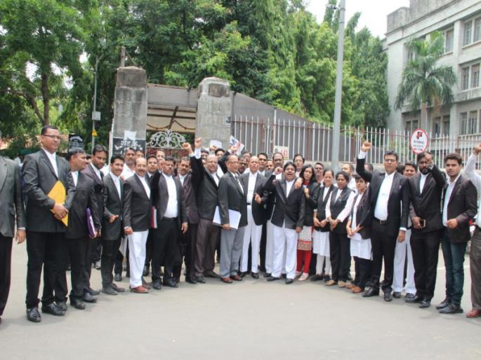 pune bar association decided not to take accused side in court | महिला वकिलावर हल्ला करणाऱ्यांचे वकीलपत्र न घेण्याचा बार असाेसिएशनचा ठराव