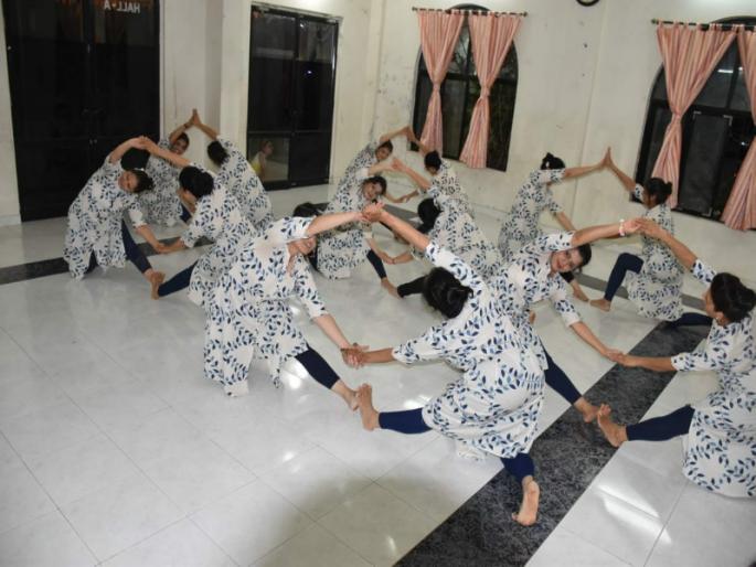 InternationalYogaDay2018: yoga dance a new form of yoga | InternationalYogaDay2018: योगाला दिला नृत्याचा तडका आणि तयार झाला नवा अविष्कार InternationalYogaDay2018: yoga dance a new form of yoga | InternationalYogaDay2018: योगाला दिला नृत्याचा तडका आणि तयार झाला नवा अविष्कार
