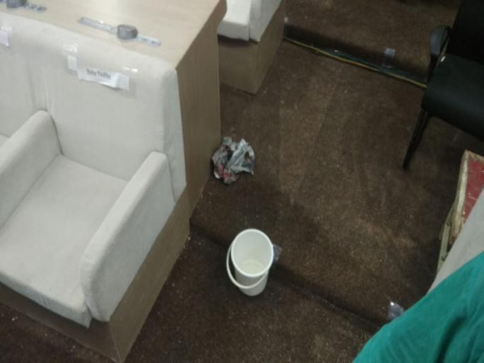 at the inaguration ceremoney of pmc, rain drops falls into the auditorium | पुणे महापालिकेच्या नव्या इमारतीचं उद्घाटन झालं अाणि छत गळू लागलं