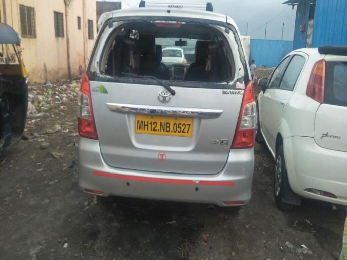 mob distroyed vehicles in bibvewadi | बिबवेवाडी भागात टाेळक्याने फाेडली वाहने mob distroyed vehicles in bibvewadi | बिबवेवाडी भागात टाेळक्याने फाेडली वाहने