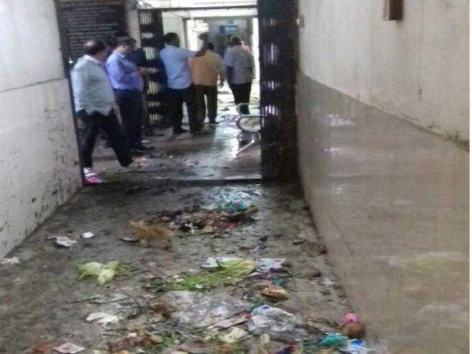 angry citizens dump garbage in tilak road ward office | चिडलेल्या नागरिकांनी थेट क्षेत्रीय कार्यालयालाच केले डंपिंग ग्राऊंड angry citizens dump garbage in tilak road ward office | चिडलेल्या नागरिकांनी थेट क्षेत्रीय कार्यालयालाच केले डंपिंग ग्राऊंड