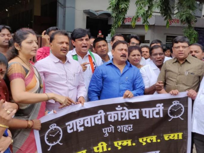 ncp and congress protest against privataization of pmpml rouets | ''गांधी लढे थे गाेराेसे हम लढेंगे चाेराेसे'', राष्ट्रवादीचे पीएमपीच्या खासगीकरणाविराेधात अांदाेलन ncp and congress protest against privataization of pmpml rouets | ''गांधी लढे थे गाेराेसे हम लढेंगे चाेराेसे'', राष्ट्रवादीचे पीएमपीच्या खासगीकरणाविराेधात अांदाेलन